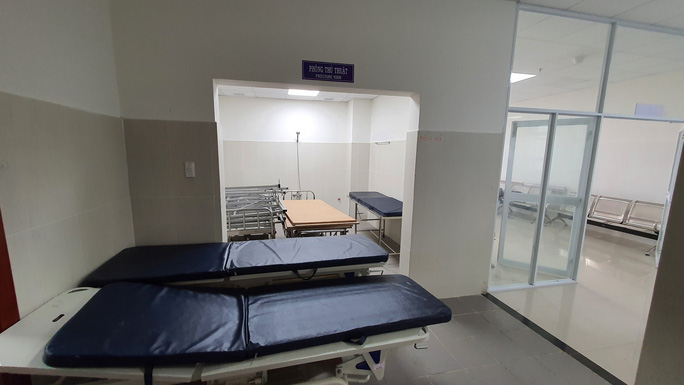 Phòng thủ thuật và rất nhiều phòng khác đều không có cửa