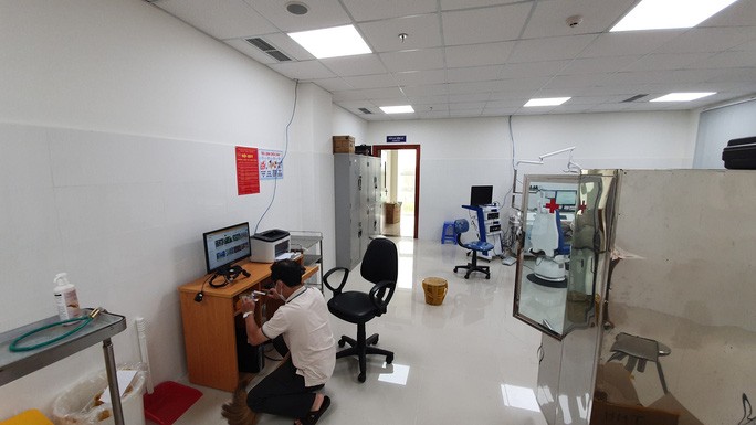 Nhân viên bệnh viện tự thiết kế để chạy đường dây mạng