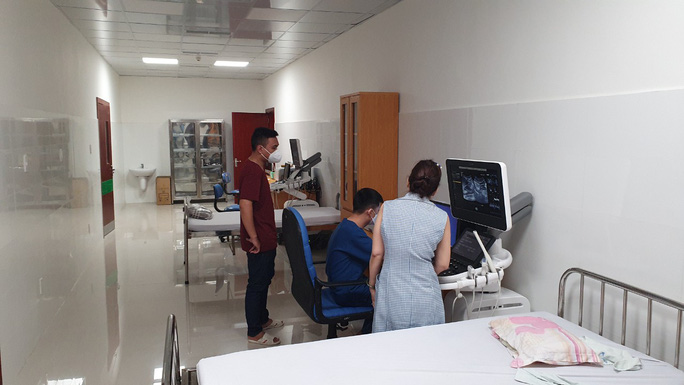 Phòng siêu âm không có vách ngăn hoặc rèm che giữa các giường