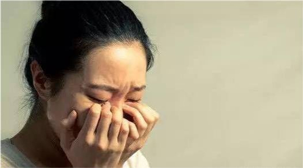 Tai tôi ù đi vì tiếng cười nói vui vẻ của hai người họ. Ảnh minh họa: 163