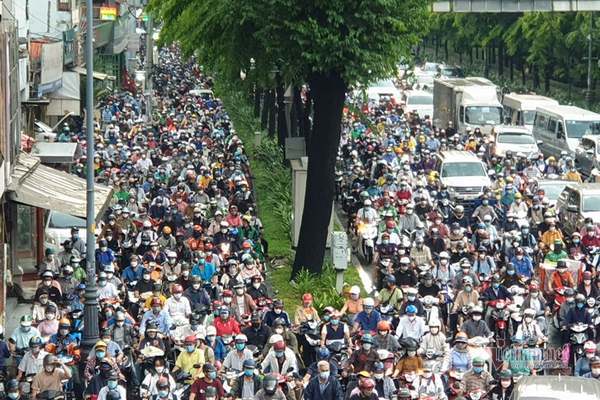 Hình ảnh kẹt xe nghiệm trọng tại khu vực cửa ngõ sân bay Tân Sơn Nhất