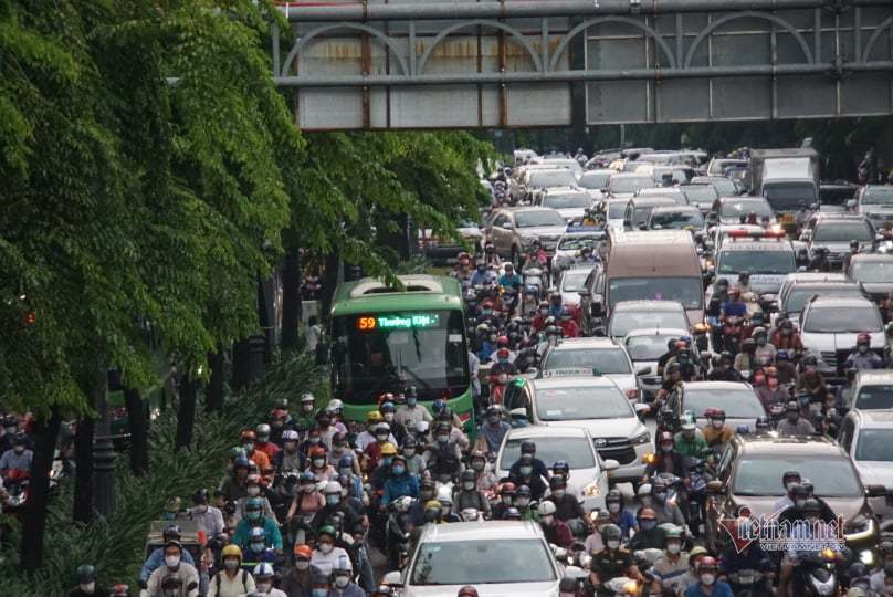 Giao thông hỗn loạn ở cửa ngõ sân bay Tân Sơn Nhất