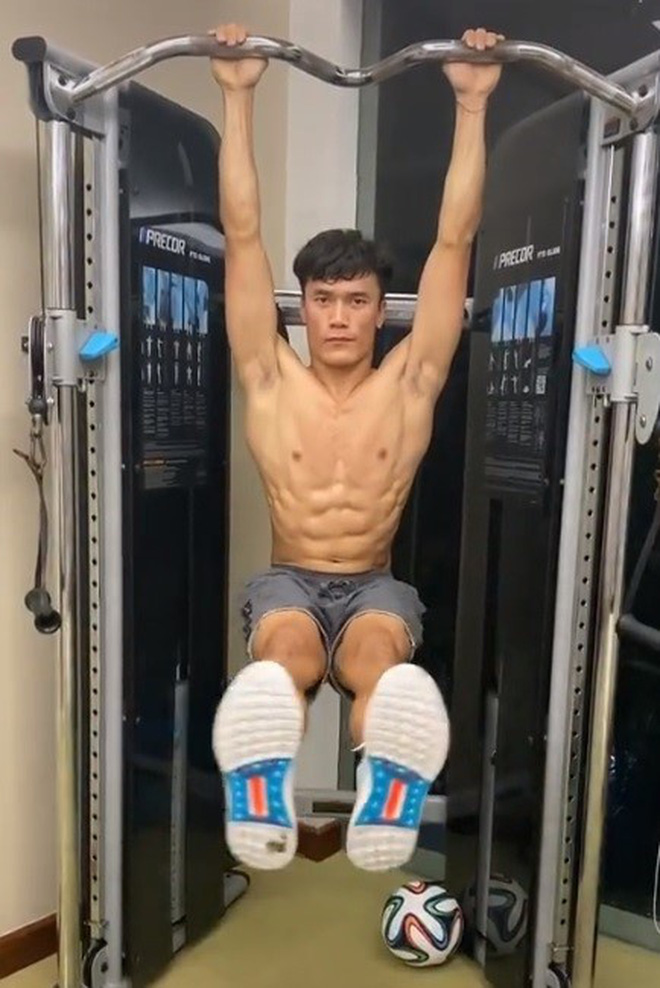 “Các cầu thủ khác đang tập trung để chuẩn bị cho World Cup rồi kìa anh, sao anh vẫn suốt ngày đăng ảnh sống ảo vậy. Thật sự muốn thấy Dũng trên sân cỏ cơ.” hay “Nhiều người kỳ ghê, người ta không thích bóng đá thích làm kinh doanh, người mẫu thì sao. Vậy mà suốt ngày người ta đăng cái gì là vào cà khịa.”... là những bình luận netizen để lại dưới những bức ảnh của Bùi Tiến Dũng.