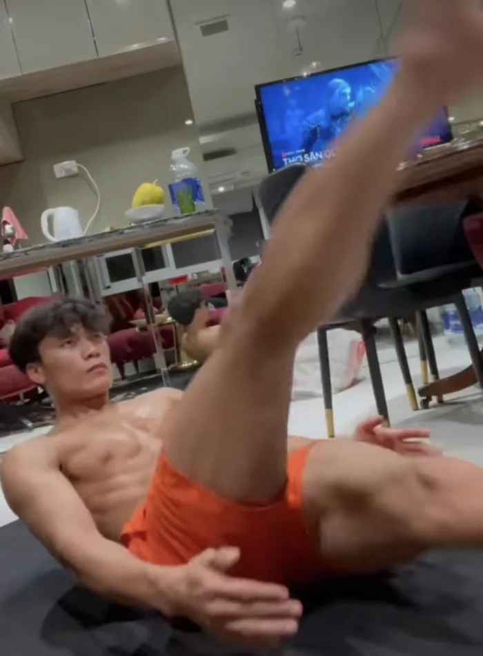 Cách đây chưa lâu, Bùi Tiến Dũng khiến không ít chị em ngỡ ngàng khi đăng tải hình ảnh cá nhân lên mạng xã hội. Được biết, đây là khoảnh khắc anh chàng đang rèn luyện cơ thể trong ngày giãn cách.