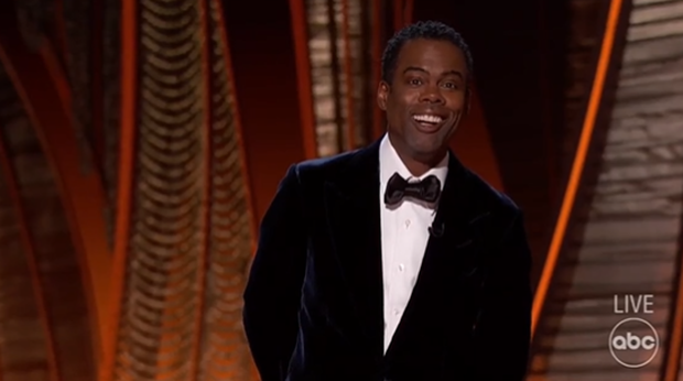 Chris Rock vẫn giữ thái độ bình tĩnh sau sự cố bất ngờ, thậm chí còn nhận định đây sẽ là 