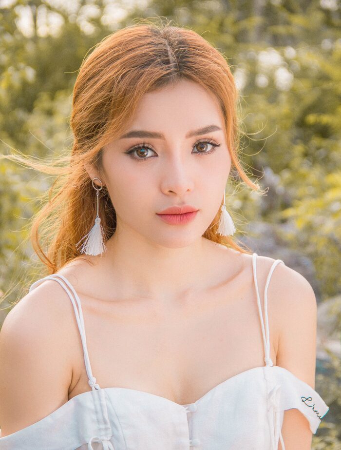 Tạo hình xinh đẹp của Phương Trinh Jolie trong MV Vẫn là anh