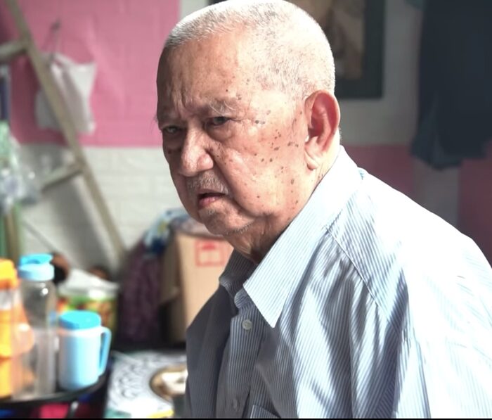 Nam nghệ sĩ yếu hơn nhiều ở tuổi 77.