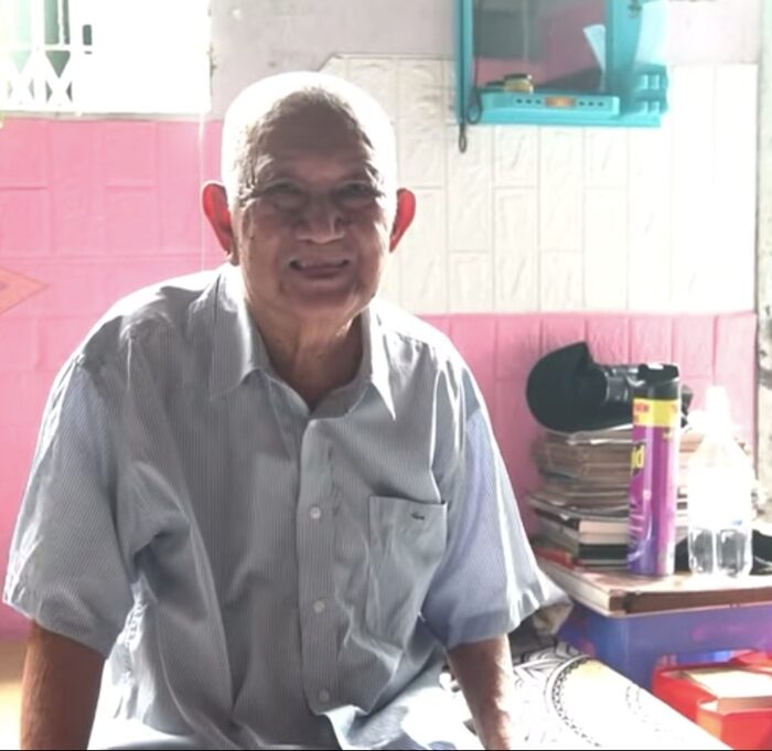 Ông chọn cách ở trọ để không làm phiền con cái.