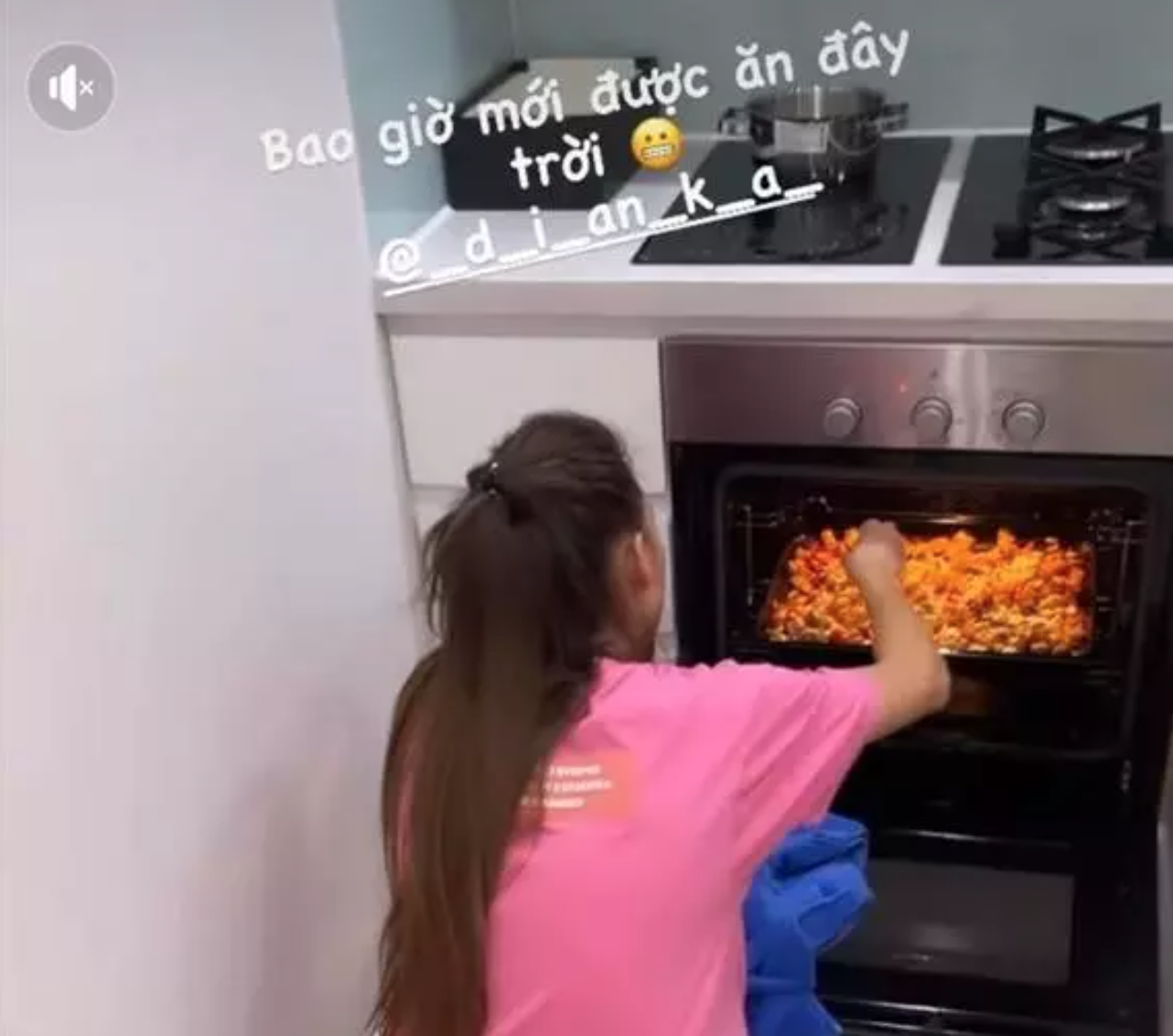 Được biết, bạn gái Bùi Tiến Dũng muốn trổ tài làm một chiếc bánh pizza, những khâu chuẩn bị và bước đầu làm cho thấy cô nàng khá chuyên nghiệp và khéo léo.