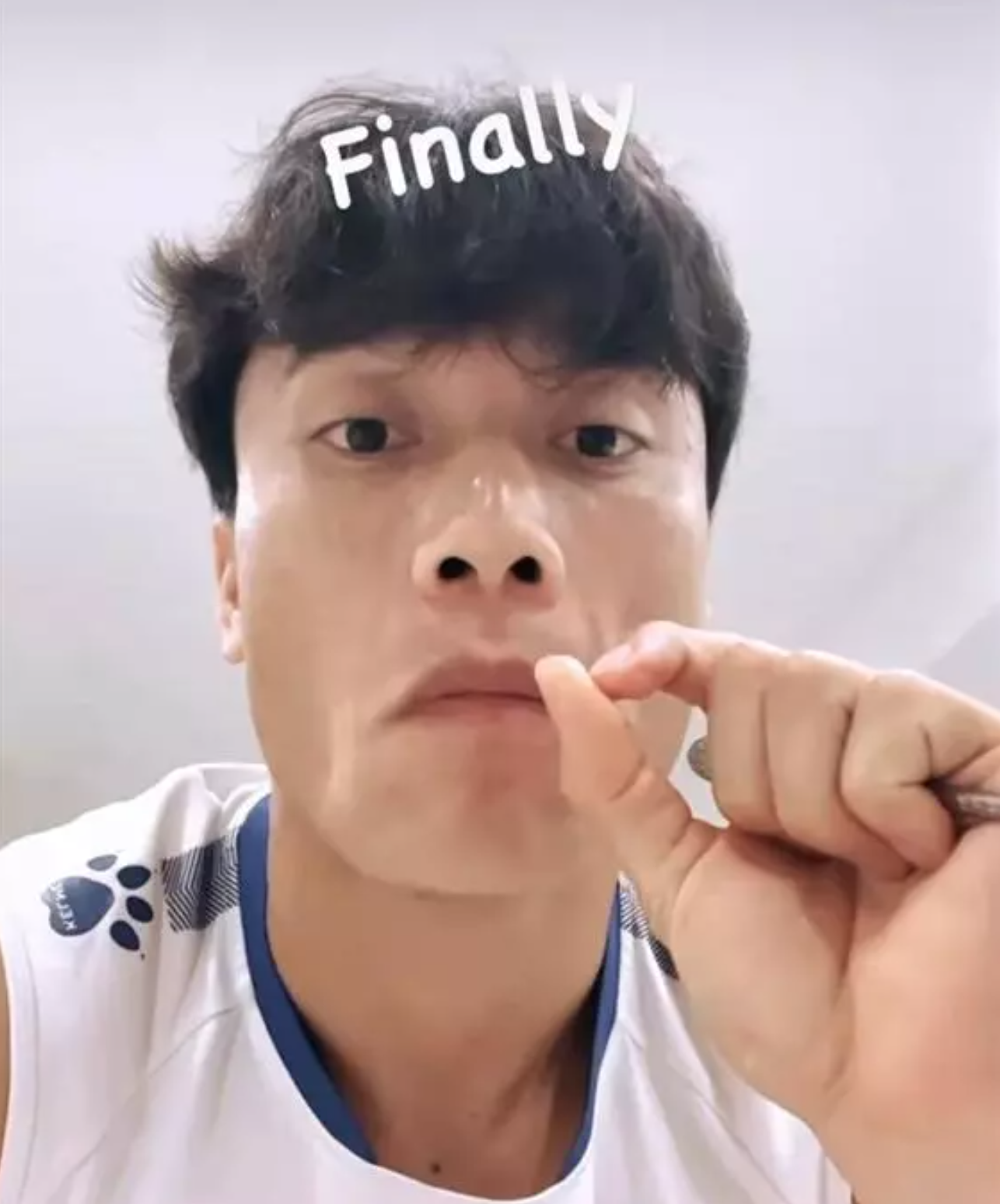 Mặc dù thành phẩm không ngon như tưởng tượng nhưng Bùi Tiến Dũng vẫn thưởng thức ngon lành đồ ăn bạn gái nấu và cho biết: 