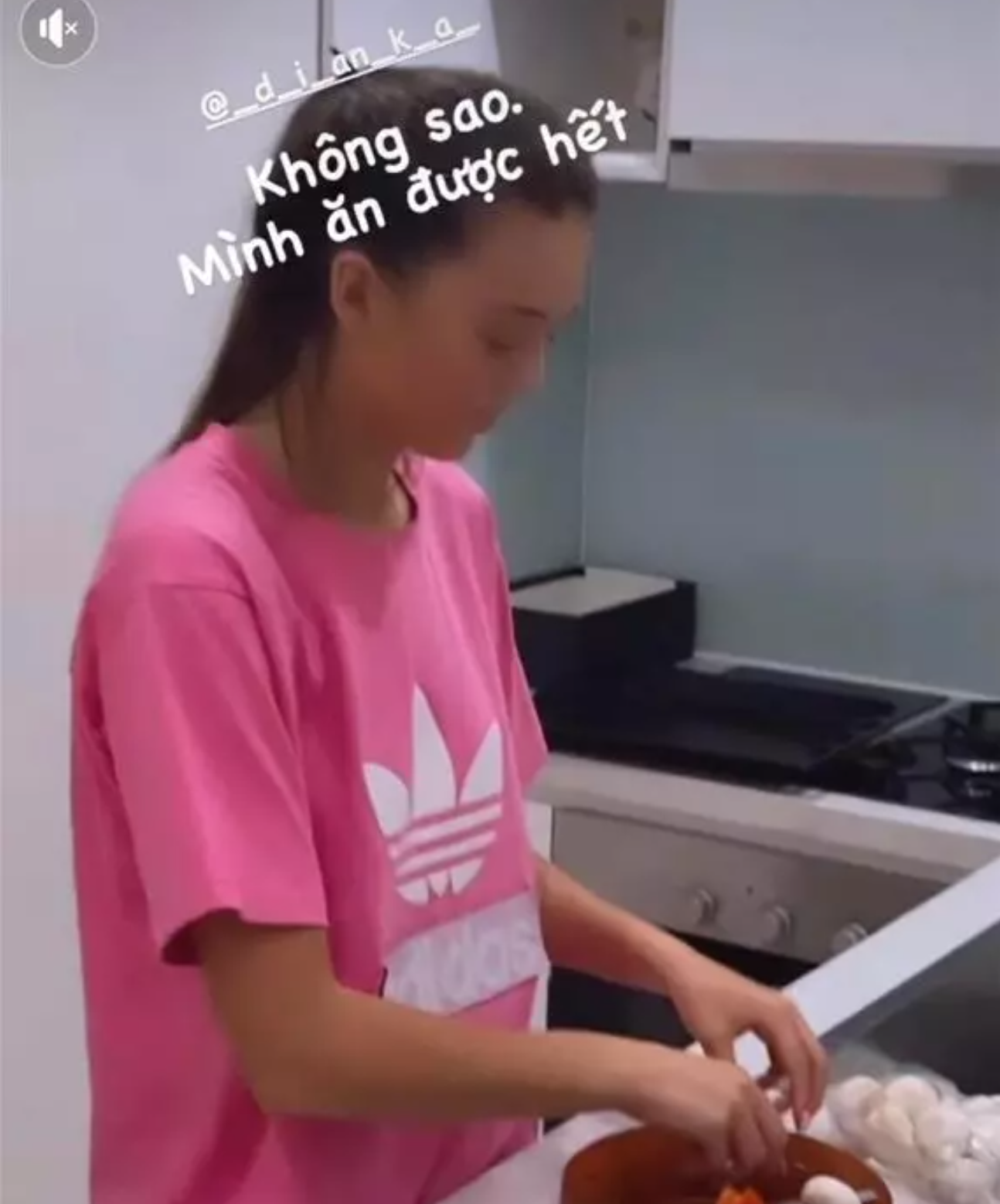 Mới đây thủ môn Bùi Tiến Dũng hào hứng khoe được bạn gái mẫu Tây vào bếp nấu nướng chuẩn bị cho đồ ăn.