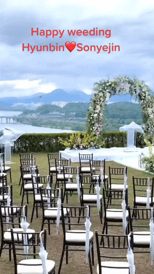 Sân khấu chính được dựng ở ngoài trời, dựa vào núi và có view sông Hàn tuyệt đẹp