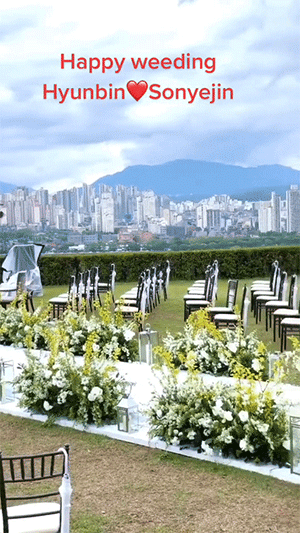 Cổng hoa, ghế cho khách mời và lối đi của đôi uyên ương đã được hoàn tất