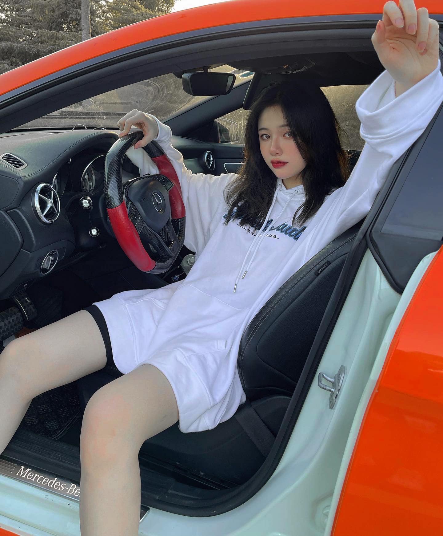 Đôi lúc hot girl RMIT diện trang phục cá tính, năng động cũng xinh đẹp không kém.