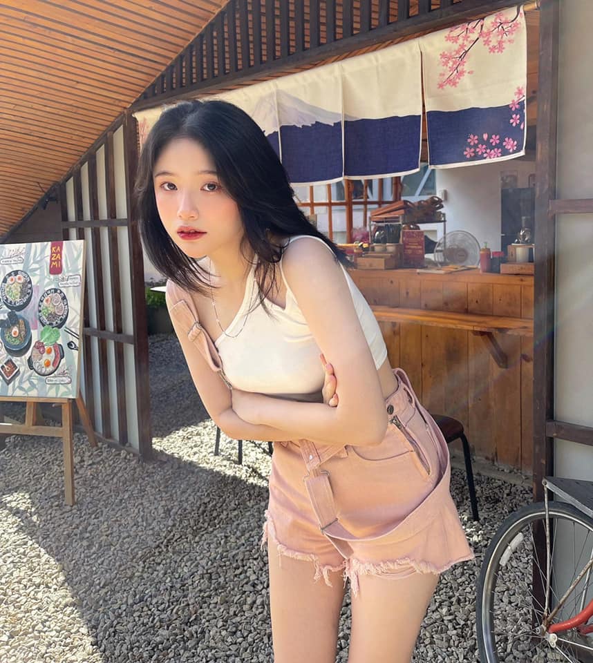 Nhận được sự quan tâm từ phía cư dân mạng nhờ gương mặt ưa nhìn, vóc dáng gợi cảm, hot girl RMIT Thanh Xuân cảm thấy 