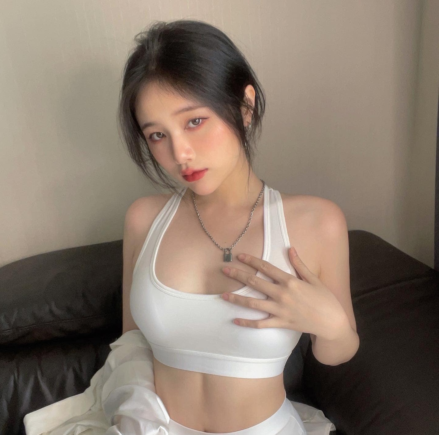 Ngoài thời gian dành cho việc học, gái xinh 2K làm thêm công việc người mẫu ảnh tự do, đồng thời thiết kế hình ảnh cho công ty của gia đình.