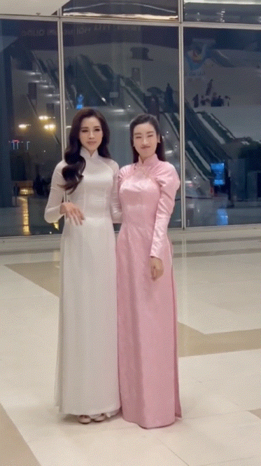 Sau khi hất tay đàn em, Đỗ Mỹ Linh cùng Đỗ Hà đã cười đùa rất vui vẻ, chứng minh mối quan hệ tốt đẹp của cả hai