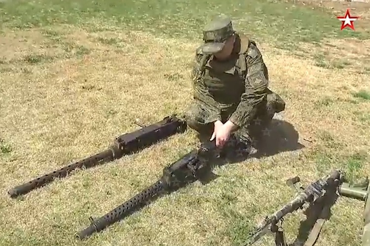 Binh sĩ Nga và khẩu súng máy Breda được sản xuất năm 1936. Ảnh: Zvezda TV