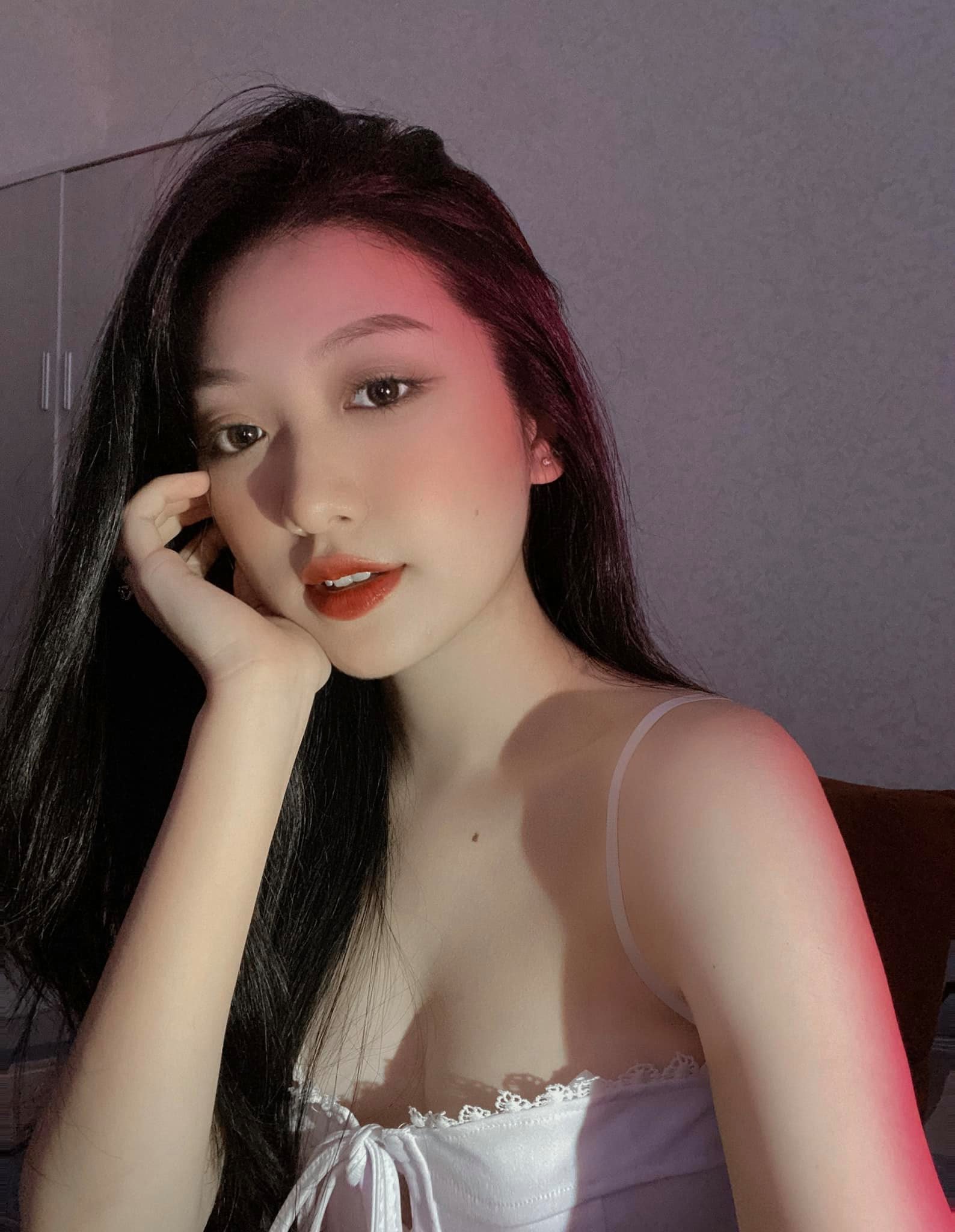 Tuy công việc này mang lại thu nhập, cũng như phần nào mang đến sự nổi tiếng cho cô gái tuổi đôi mươi, song cũng đi kèm những bất cập.