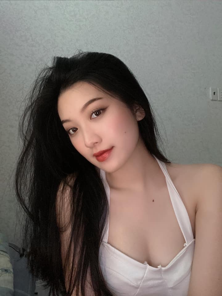 Nhờ tổng hòa vẻ đẹp của cả cha và mẹ, Gia Du có khuôn mặt trái xoan duyên dáng với sống mũi cao, cằm V-line và đôi môi gợi cảm.