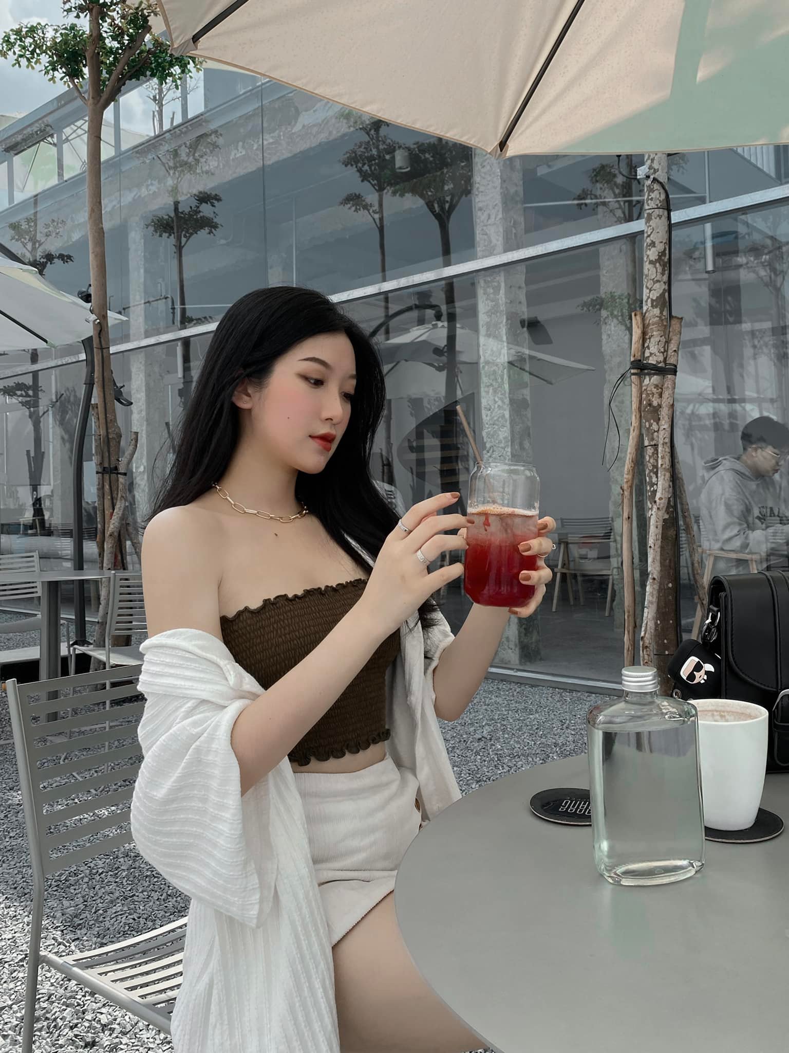 Nữ sinh có chiều cao tốt, vóc dáng mình hạc xương mai, cách tạo dáng ấn tượng cùng nét đẹp lai giúp cô ghi dấu trong nhiều bộ ảnh.