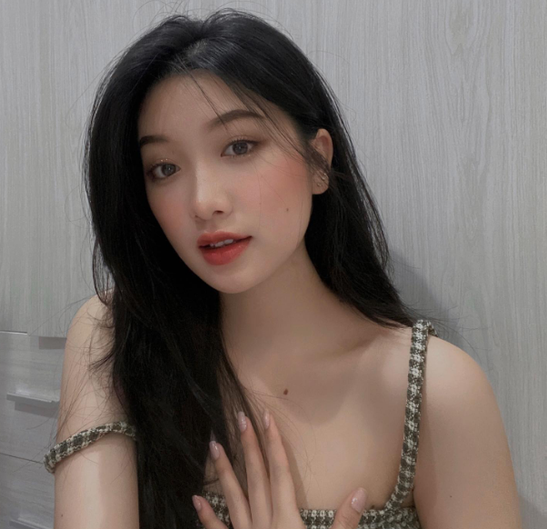 Tsai Gia Du sinh năm 2000 là nữ sinh thường xuyên được các diễn đàn trai xinh gái đẹp lấy ảnh và đăng tải, nhận về sự chú ý lớn.