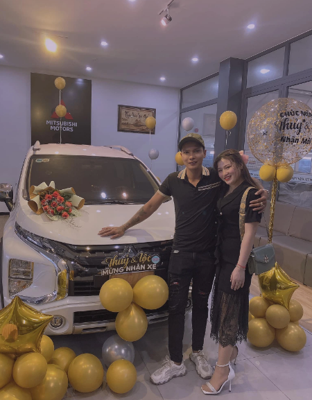 Gần đây nhất, vợ chồng Lộc Fuho nhận về nhiều chú ý sau khi tậu thành công chiếc ô tô đầu tiên.