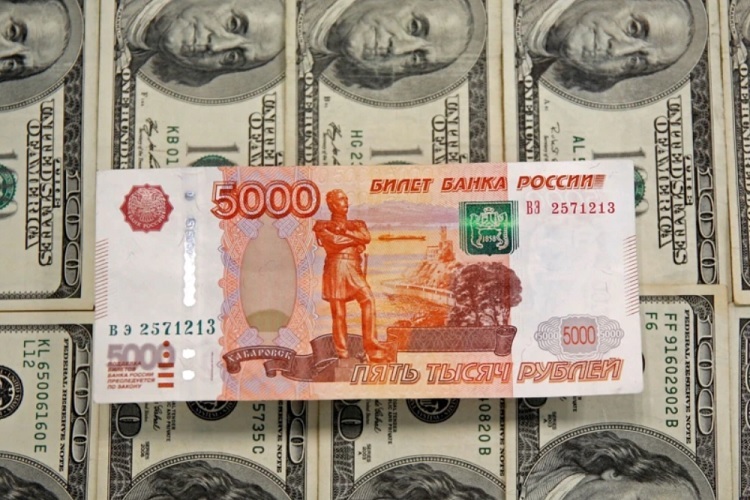 Đồng Ruble và USD. Ảnh: Reuters