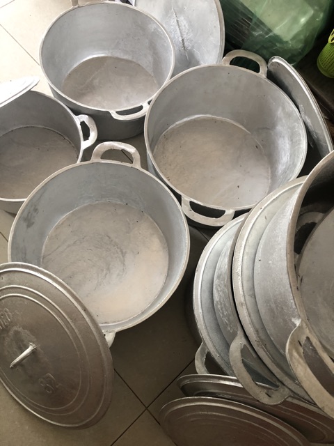 Tư Xẩm buôn bán nồi niêu xoong chảo nhôm, chuẩn bị cho đứa con đầu lòng chào đời. Bảy Xi đưa vợ về hẻm 148 đường Tôn Đản thuê nhà ở. Hẻm này người ta gọi là hẻm Sáu Căn. Đúng với tên gọi của nó, hẻm 148 bấy giờ chỉ lèo tèo vài căn nhà nằm lọt thỏm giữa một bãi tha ma tiêu điều quạnh vắng. Lý do gia đình Năm Cam thuê nhà tại đây vì Bảy Xi được tay kỳ bẽo (tức là chỉ những kẻ chuyên chơi trò cờ bạc bịp, cò con) có tầm cỡ nhất nhì Sài Gòn nhưng nghèo rớt mồng tơi là Bảy Huê Kỳ rủ về. (Ảnh minh hoạ)