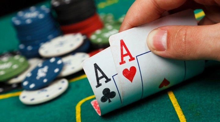 Sau này, chính Bảy Huê Kỳ là thầy dạy chơi những ngón nghề cờ bạc bịp cho Năm Cam. Đã có thời gian, Năm Cam sử dụng những ngón nghề này vào sòng đỏ đen để kiếm miếng cơm manh áo nuôi gia đình cả thảy có cả gần chục đứa con. Có “tay nghề” giỏi nhưng vẫn có thể chết đói nếu không biết liên kết bè đảng, Năm Cam nghiệm ra được như vậy ở tấm gương Bảy Huê Kỳ. (Ảnh minh hoạ)