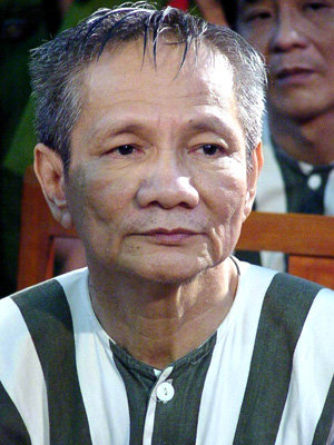 Cô gái mặt bự phấn cười rũ rượi hỏi: “Nó à?”. Sau lần nếm mùi đàn bà đầu tiên trong đời, Năm Cam trở nên dạn dĩ, y sẵn sàng đi một mình khi thấy rủng rỉnh ít tiền trong túi. Tệ hại hơn, như những hạt cỏ dại khác mọc xô bồ ở mảnh đất phức tạp ở quận 4, y cũng tham gia hầu hết các trò đồi bại của bọn trẻ con quỷ quái. Y thường bơi dọc theo bờ kênh để rình rập những phụ nữ trong lúc tắm táp để thỏa mãn trí tưởng tượng hết sức phong phú về tình dục của tuổi mới lớn. (Còn nữa....) 