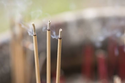 Cô Quýt được báo tin dữ bởi đích thân bà chị dâu nghèo khổ là mẹ Năm Cam. Cô Quýt ghé đến đám ma ông anh ruột thắp một nén nhang, uống vội một ngụm trà, dúi vào tay chị dâu một ít tiền phúng điếu rồi vội vã bước lên xe ra về không khác gì một người dưng. Ngày hạ huyệt anh ruột, cô Quýt cũng không thèm có mặt. (Ảnh minh hoạ)