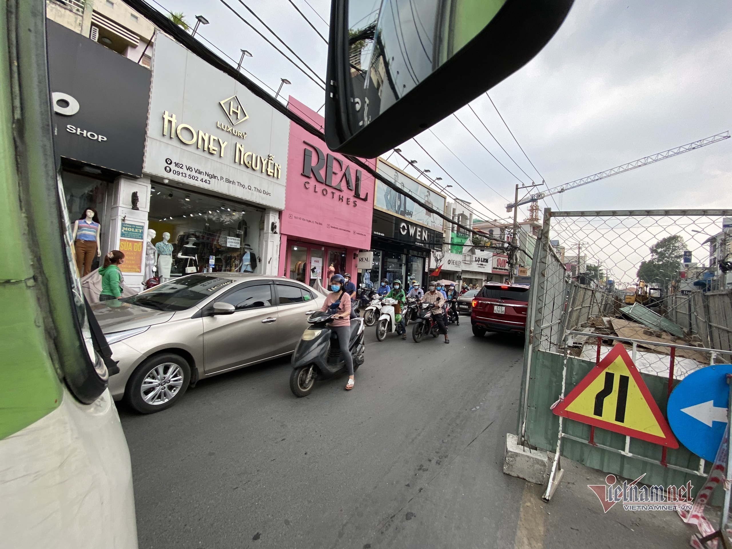 Những bật cập tại dự án chống ngập trên tuyến đường huyết mạch TP Thủ Đức đang gây bức xúc dư luận. Hiện Sở GTVT TP đã chỉ đạo chấn chỉnh cũng như ra 'tối hậu thư' cho phía chủ đầu tư lẫn nhà thầu thi công