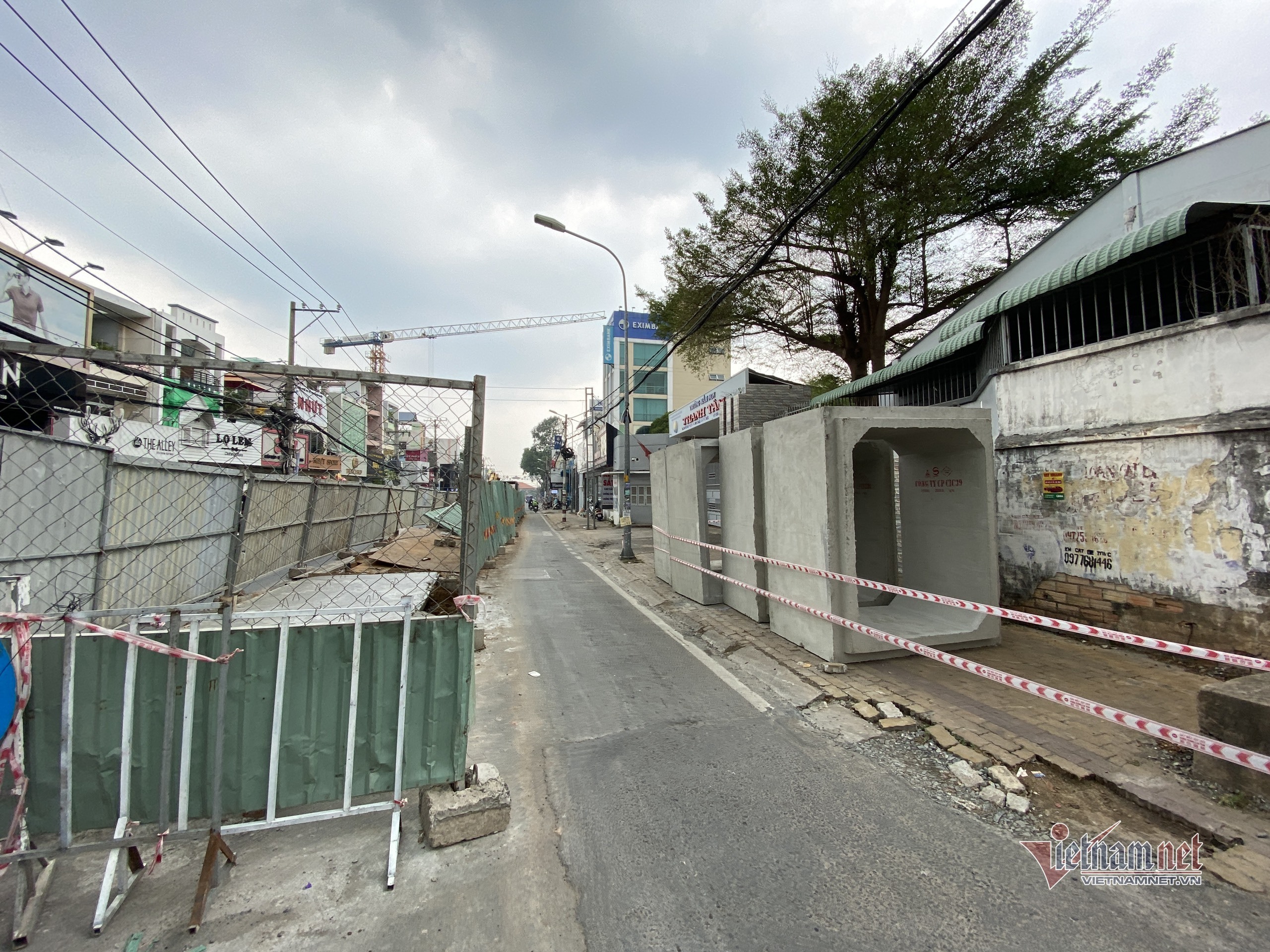 Ngoài lô cốt chắn ngang đường, trên vỉa hè đơn vị thi công cũng tận dụng làm chỗ chất cống hộp, vật tư khiến người đi bộ không còn đường để đi