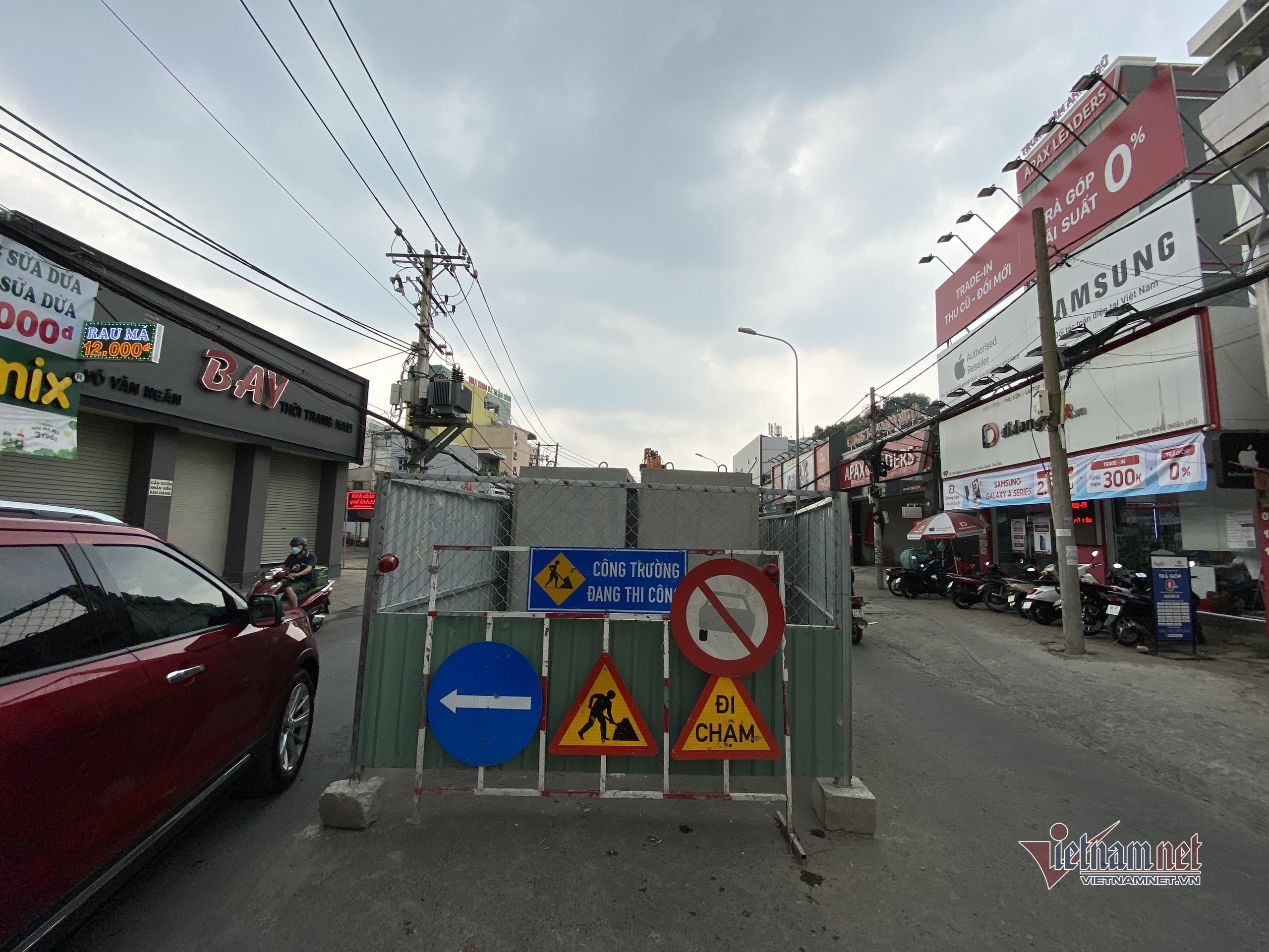 Lô cốt nằm giữa đường, choán hết diện tích mặt đường