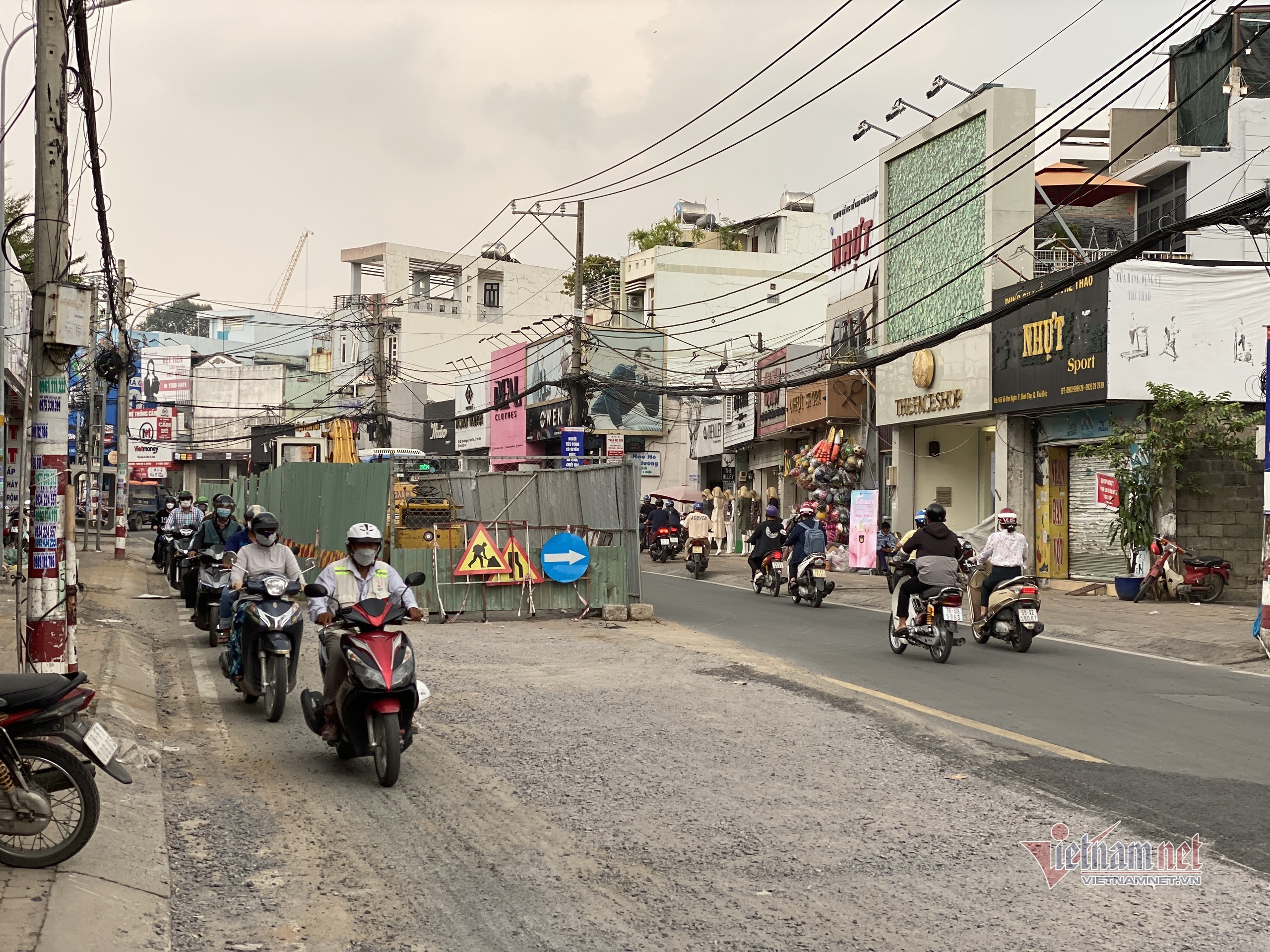 Cùng với lô cốt là mặt đường vương vãi đá dăm gây mất an toàn giao thông 