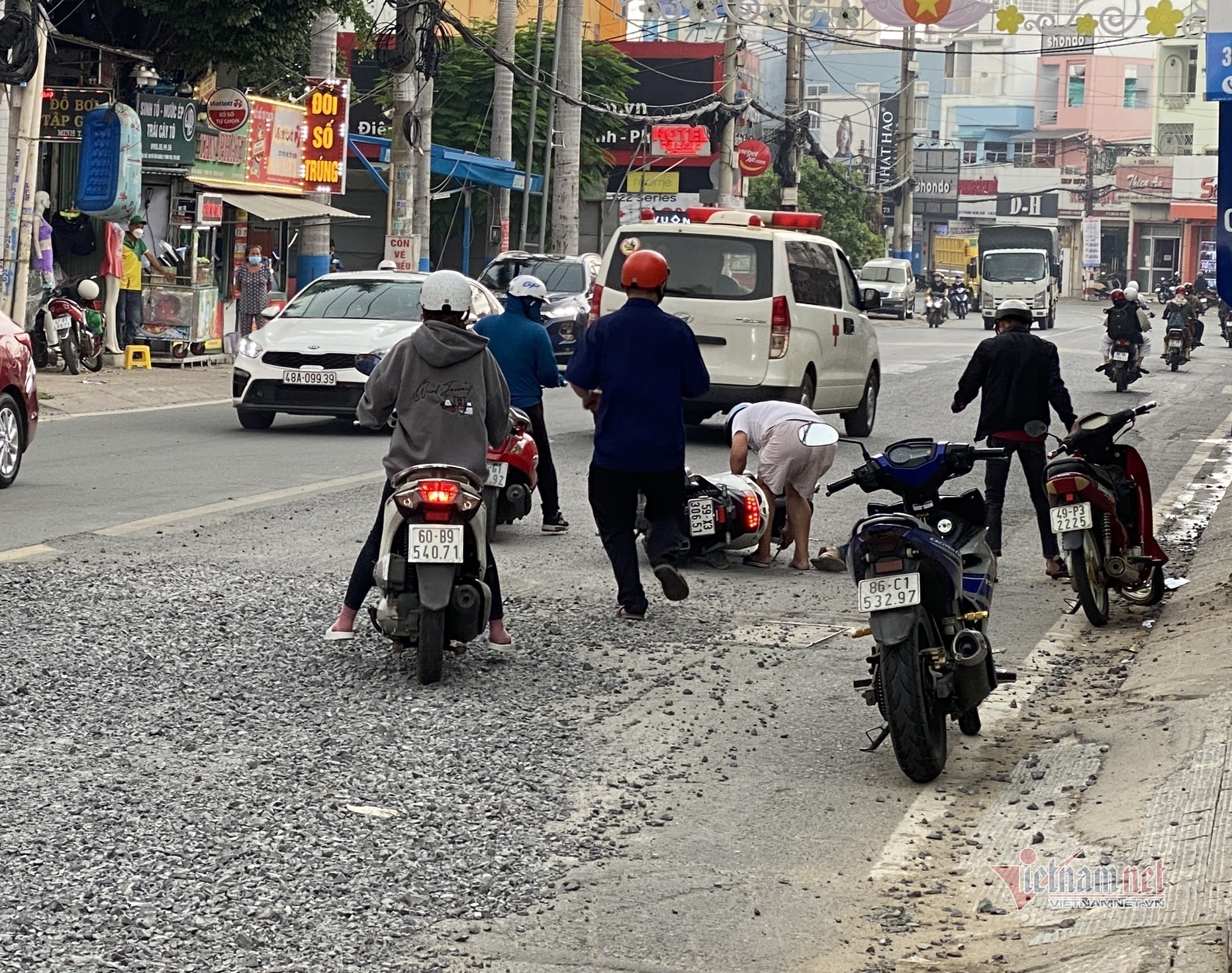 Người dân ngã nhào khi qua công trình do mặt đường vương đầy đá dăm