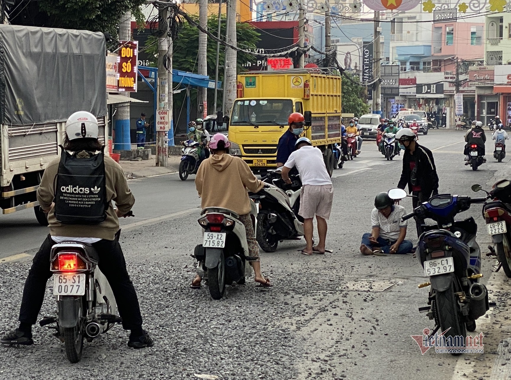 Theo người dân phản ánh, tình trạng người dân ngã nhào trên đường Võ Văn Ngân như cơm bữa