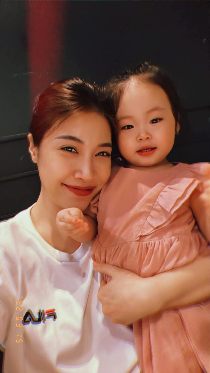 Kể lại áp lực học hành trong quá khứ, Pha Lê không oán hận gì bố mẹ, nữ ca sĩ còn cảm ơn họ, vì nhờ có sự nghiêm khắc đó mà cô ngày hôm nay.