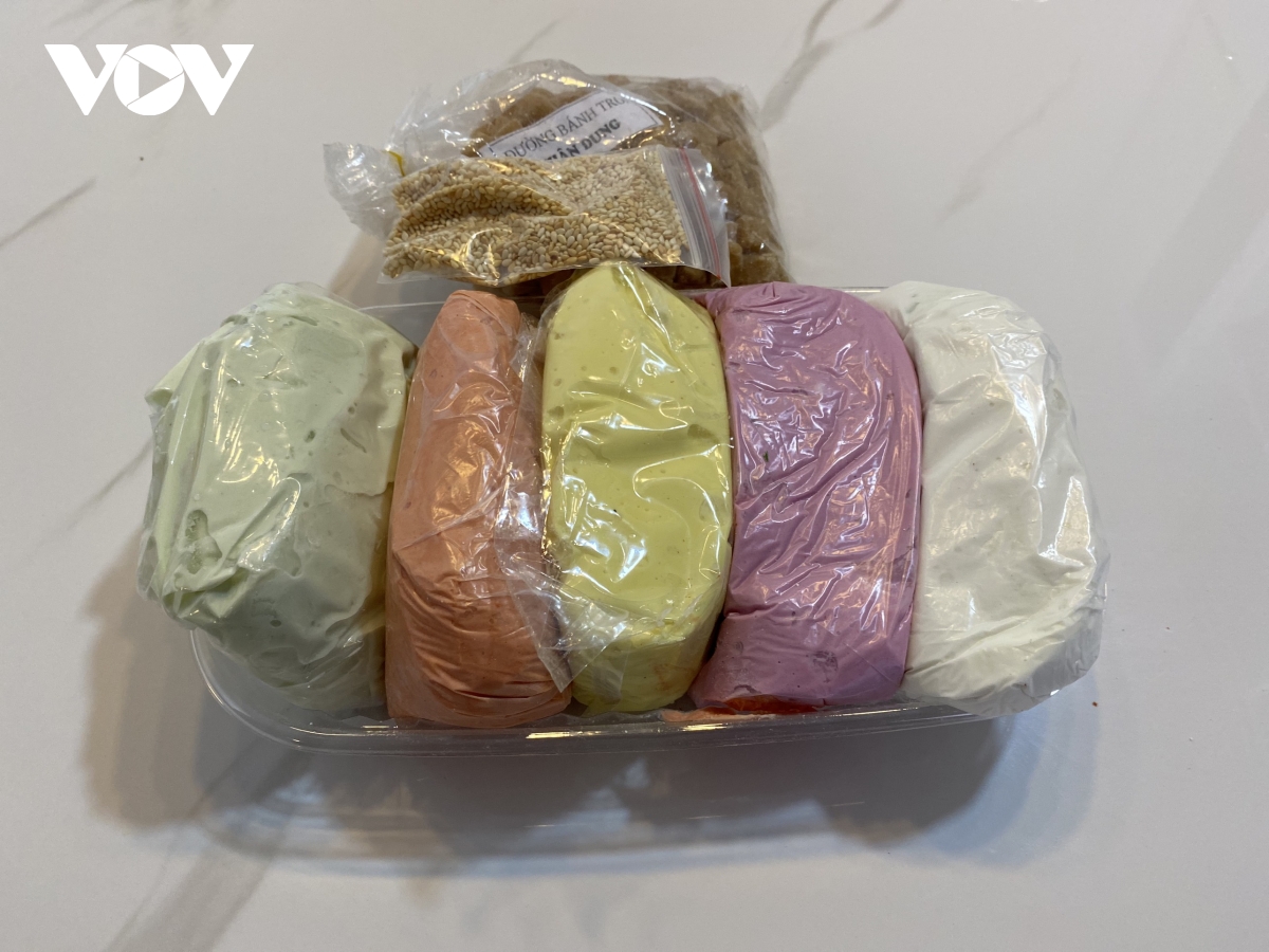 Một set bột bánh trôi, bánh chay 5 màu được các chủ kinh doanh bán với giá từ 60.000 - 65.000 đồng.