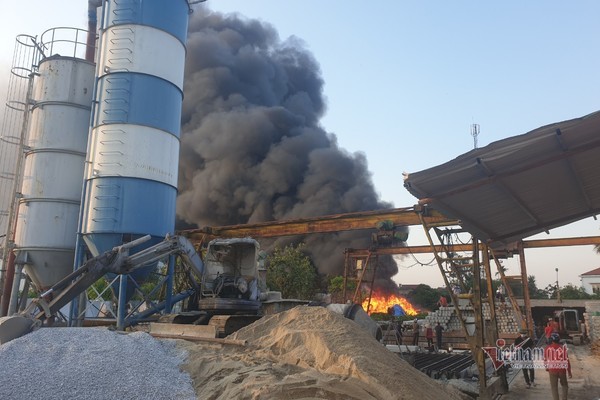 Vải vụn được đưa về chất thành đống lớn và phát lửa