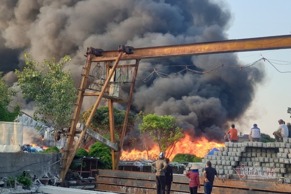 Nhà xưởng sơ sài chỉ có 1 mái che tạm