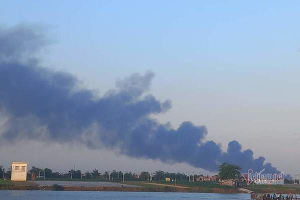 Cột khói khổng lồ bốc lên từ đám cháy, nhìn từ phía huyện Cẩm Giàng