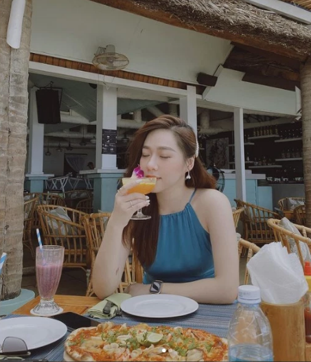 Cô cũng không bận tâm đến việc bị so sánh kém bạn trai nhiều tuổi mà thích thú gọi anh là 