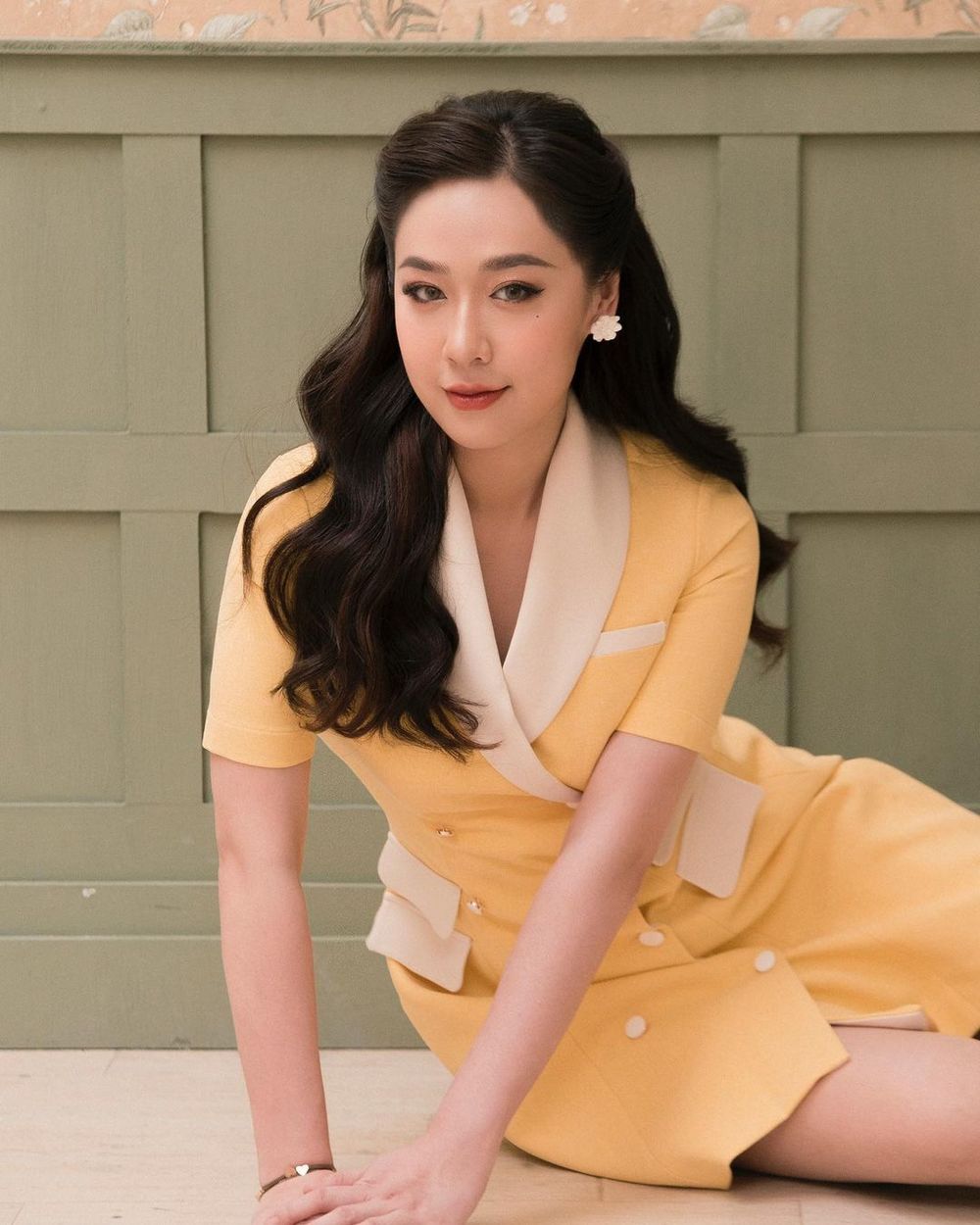 Nếu Hùng Đinh là CEO có tiếng trong lĩnh vực công nghệ thì bạn gái kém 16 tuổi của anh cũng không kém cạnh khi sở hữu thành tích học tập khủng, từng lọt vào top 15 Hoa hậu Việt Nam 2008.