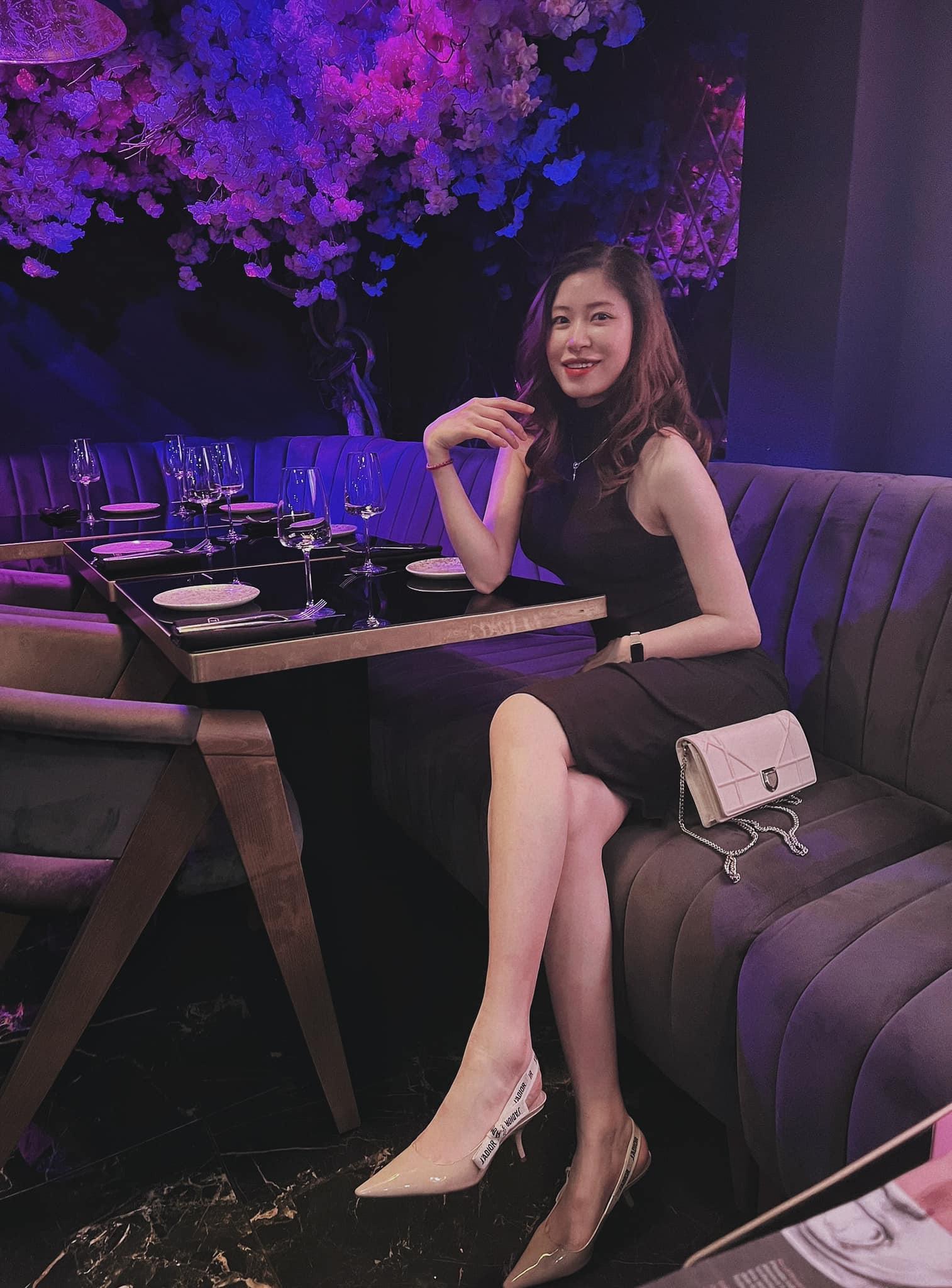 Cô gây chú ý nhờ nhan sắc xinh đẹp, giàu có và thường xuyên check-in ở các địa điểm sang chảnh.