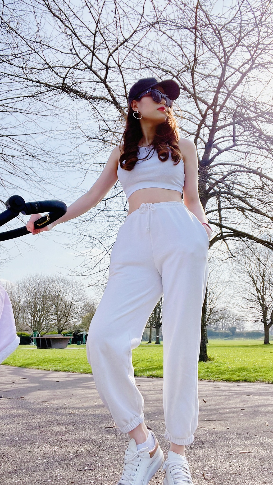 Qua những bức ảnh khoe dáng mới đây có thể thấy vòng 2, bắp tay và đùi của Vóc Đỗ vô cùng thon gọn không khác gì thời còn con gái.