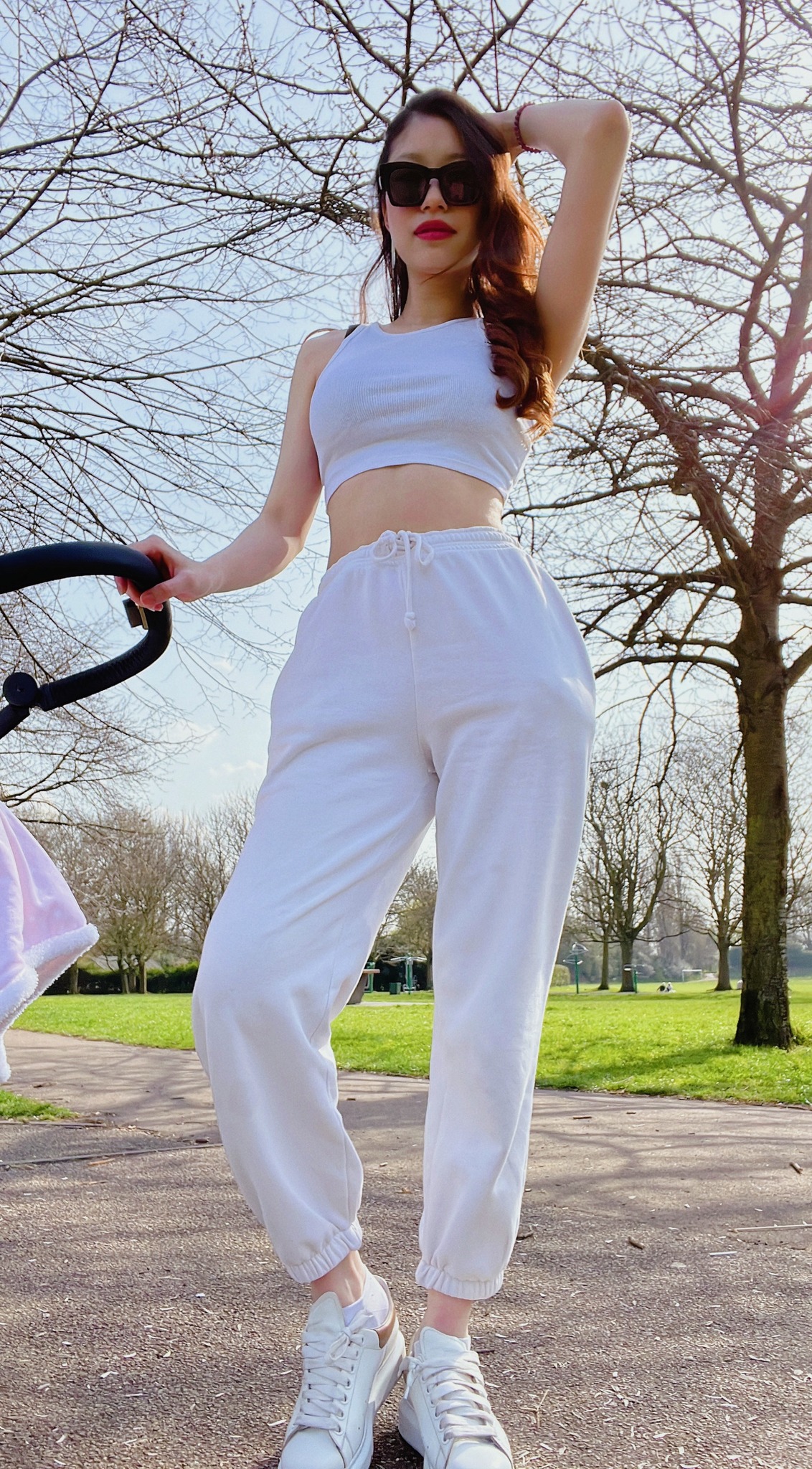 Bà xã của hậu vệ Văn Dũng tự tin diện một chiếc áo crop top trắng, hở trọn vòng eo con kiến.