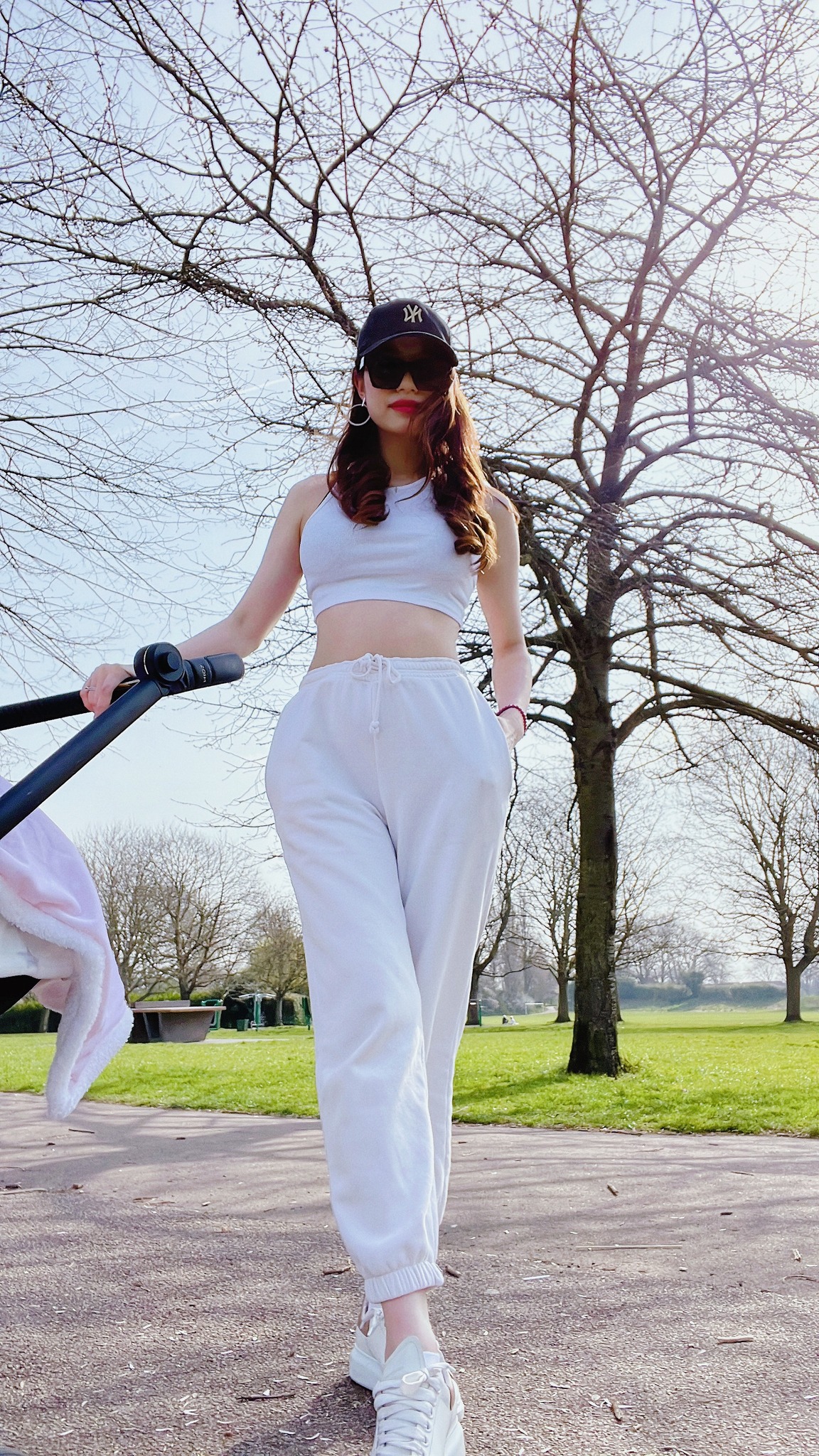 Mặc dù không chụp rõ nhưng dựa vào hình ảnh có thể thấy Vóc Đỗ đưa con đi chơi ở công viên.