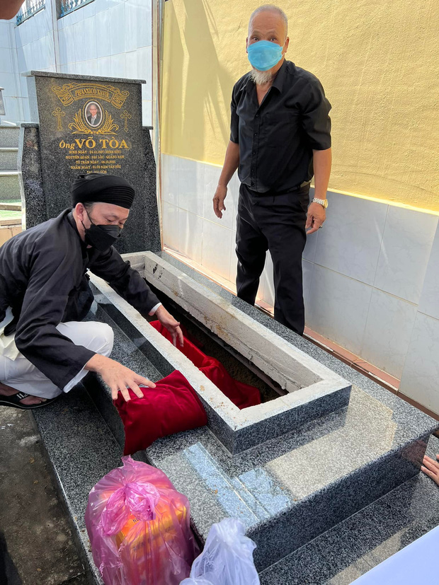 NS Hoài Linh tự tay thực hiện các nghi thức an táng bố ruột